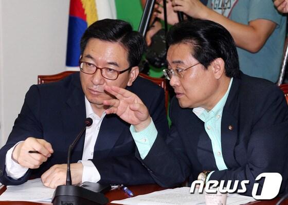 본문 이미지 - 전병헌 민주당 원내대표와 정성호 원내수석부대표가 25일 오전 서울 여의도 국회에서 열린 고위정책회의에서 대화를 나누고 있다. 2013.7.25/뉴스1 © News1 허경 기자