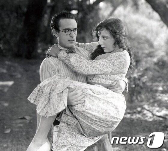 본문 이미지 - 제천국제음악영화제에서 상영될 무성영화 '키드 브라더' 한 장면. 사진제공=제천국제음악영화제 © News1 