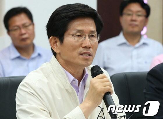 본문 이미지 - 김문수 경기도지사. 2013.7.25/뉴스1 © News1 송원영 기자