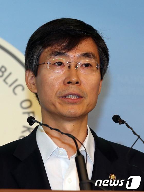 본문 이미지 - 조경태 민주당 최고위원이 지난 25일 국회 정론관에서 기자회견을 열어 &#39;NLL 논란을 끝내자&#39;고 제안한 문재인 의원의 발언에 대해 비판하고 있다. 2013.7.25/뉴스1 © News1 허경 기자