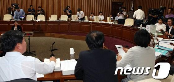 본문 이미지 - 25일 오전 서울 여의도 국회에서 열린 국가정보원 댓글 의혹 사건 등의 진상규명을 위한 국정조사특별위원회 경찰청 기관보고에서 새누리당 의원들이 위원장의 편파 진행을 주장하며 퇴장해 파행을 겪고 있다. 2013.7.25/뉴스1 © News1 허경 기자
