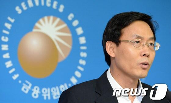 본문 이미지 - 서태종 금융위원회 자본시장국장이 26일 오후 서울 중구 금융위원회에서 크라우드펀딩 제도 도입 추진계획에 대해 발표하고 있다.© News1   손형주 기자