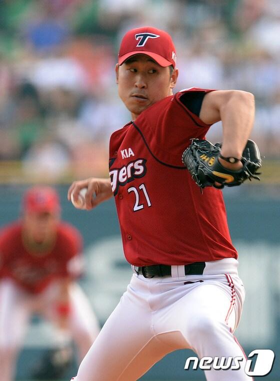 본문 이미지 - 올 시즌을 끝으로 자유계약선수&#40;FA&#41; 자격을 얻는 윤석민&#40;27·KIA&#41;이 메이저리그 진출 타진을 위해 14일 미국 LA로 출국했다. © News1   이동원 기자