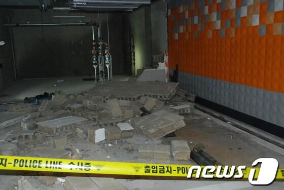 본문 이미지 - 26일 충북 청주시 상당구 용정동  한라비발디 아파트 105동 지하주차장 2층 기계실에서 원인을 알 수 없는 폭발사고가 발생해 이 아파트 관리사무소 직원 2명이 화상을 입어 병원으로 이송돼 치료를 받고 있다. 2013. 7.26 /뉴스1© News1  정민택 기자   