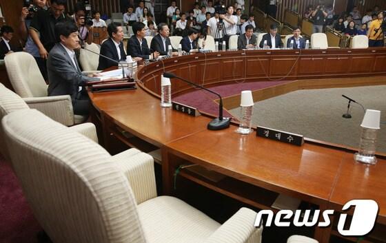 본문 이미지 - 국정원 기관보고가 예정된 국가정보원 댓글 의혹 사건 등의 진상 규명을 위한 국정조사특별위원회가 26일 서울 여의도 국회에서 야당 단독으로 열리고 있다. 2013.7.26/뉴스1 © News1 송원영 기자