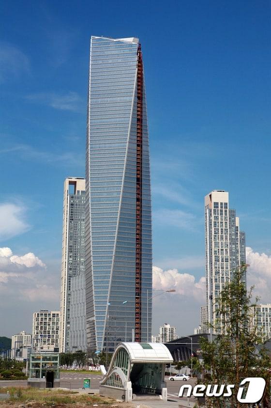 본문 이미지 - 인천 송도의 동북아무역타워 전경.© News1 