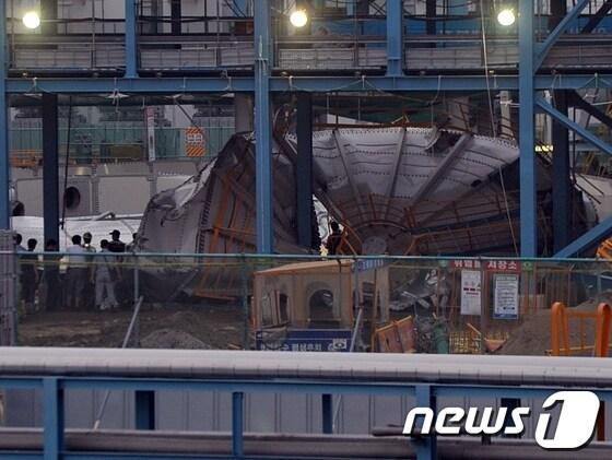 본문 이미지 - 26일 오후 울산시 남구 삼성정밀화학 내 신축공장에서 1400톤 대형 물탱크가 터져 15명의 사상자를 냈다.  3명이 사망하고 12명이 병원으로 이송돼 치료 중이다. 원통형 물탱크가 터지면서 처참히 찌그러져 있다. 2013.7.26/뉴스1 © News1   노화정 기자