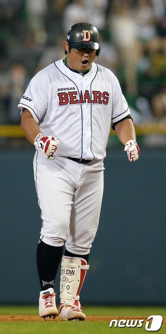본문 이미지 - 2013 프로야구 준플레이오프 3차전에 4번 타자로 선발 출장하는 두산 베어스의 최준석. © News1   이동원 기자