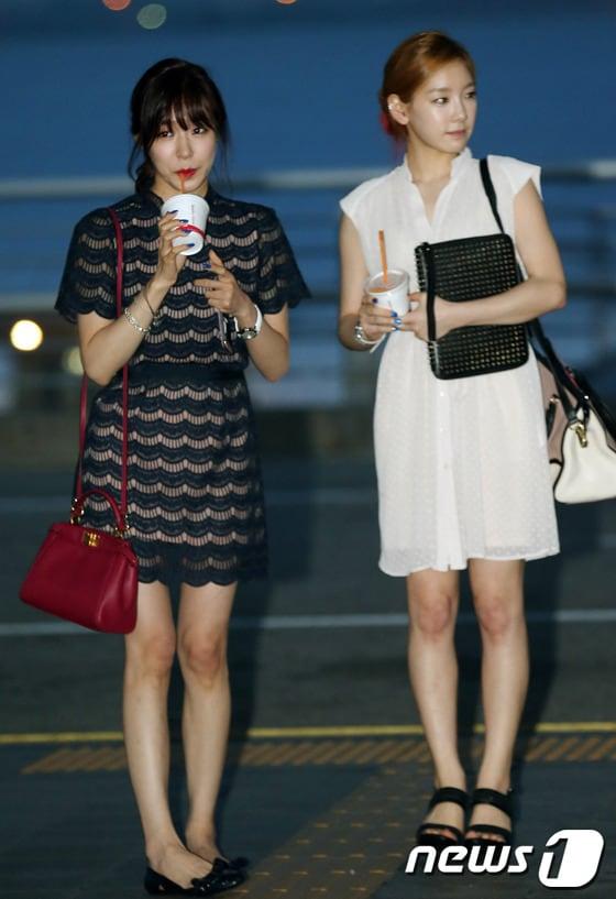본문 이미지 - 그룹 소녀시대의 티파니와 태연이 26일 오후 미국 로스앤젤레스의 다저스타디움에서 열릴 예정인 LA 다저스 '한국의 날' 행사에 참석하기 위해 인천국제공항을 통해 출국하고 있다. 2013.7.26 머니투데이/뉴스1 © News1   (서울=뉴스1)