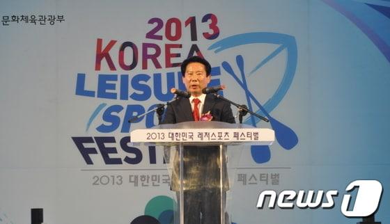 본문 이미지 - 26일 2013대한민국 레저스포츠 페스티벌이 화천 붕어섬에서 열린 가운데 명재선 대한레저스포츠협의회 총재가 개회사를 하고 있다© News1 홍성우 기자 