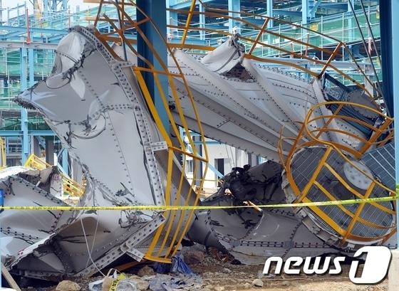 본문 이미지 - 27일 울산시 남구 삼성정밀화학과 미국 법인의 합작회사인 SMP가 건설하는 폴리실리콘 생산공장 신축 현장에 원통형 물탱크 상부구조물이 처참히 찌그러져 있다. 지난 26일 오후 1400톤짜리 소방용 물탱크가 터지면서 근로자 3명이 사망하고 12명이 중경상을 입었다. 2013.7.27/뉴스1  © News1   노화정 기자