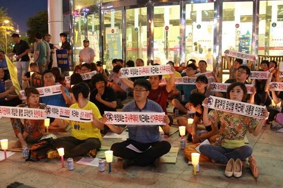 본문 이미지 - 국정원의 불법 부정선거를 규탄하는 촛불집회가 전북 군산 롯데마트 앞 광장에서 열리고 있다 © News1   김재수 기자