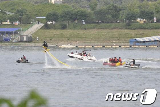 본문 이미지 - 28일 화천에서 대한민국 레저스포츠 페스티벌 행사가 열린 가운데 많은 사람들이 레져스포츠 기구를 이용하고 있다. © News1  