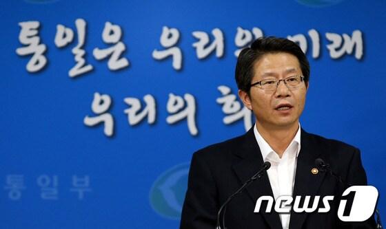 본문 이미지 - 류길재 통일부장관이 28일 오후 정부서울청사에서 개성공단과 인도적지원 관련 성명을 발표하고 있다. 류 장관은 성명을 통해 