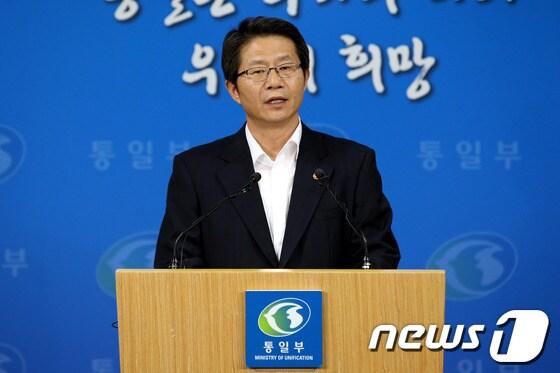 본문 이미지 - 류길재 통일부장관이 지난 7월 28일 정부서울청사에서 개성공단과 인도적지원 관련 성명을 발표하고 있다. 류 장관은 성명을 통해 