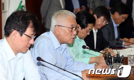 본문 이미지 - 김한길 민주당 대표가 29일 오전 서울 여의도 국회에서 열린 최고위원회의에서 모두발언을 하고 있다. 김 대표는 민주주의와 민생이 심각한 위기에 처해있다고 박근혜 정부를 비판하며 “박 대통령은 결단이 있어야 할 때 침묵을 계속 이어가다가 휴가를 간다고 하고, 새누리당은 국기 문란상황을 적당히 덮고 가려 한다”고 말했다. 2013.7.29/뉴스1 © News1 허경 기자