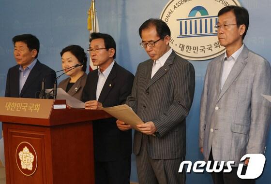본문 이미지 - 민주당 외교통일위원회 의원들이 지난 7월29일 오전 서울 여의도 국회 정론관에서 기자회견을 열고 남북 대화의 재개와 개성공단 정상화를 촉구하고 있다. 2013.7.29/뉴스1 © News1   송원영 기자