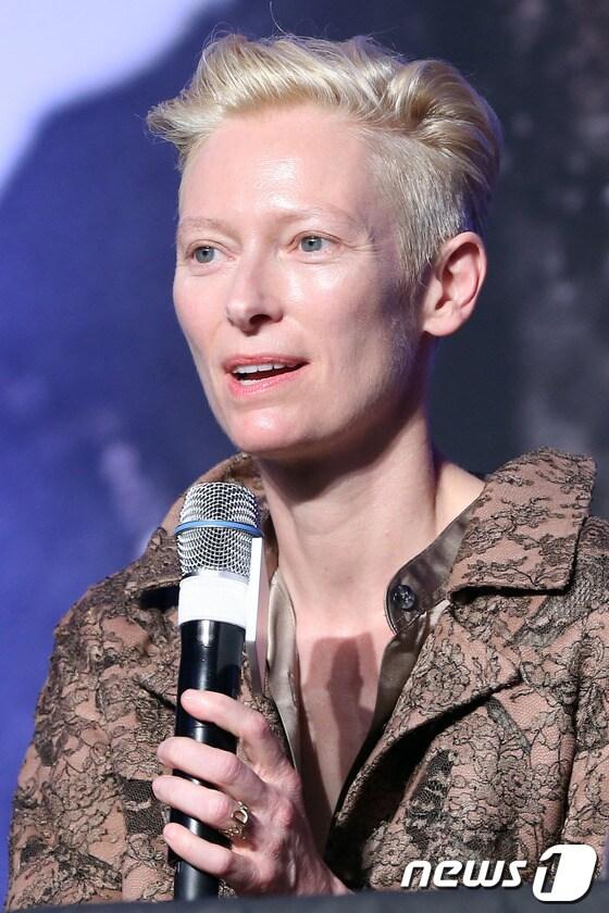본문 이미지 - 배우 틸다 스윈튼이 29일 오전 여의도 콘래드 서울에서 열린 영화 '설국열차' 기자회견에서 취재진의 질의에 답하고 있다. 2013.7.29 /뉴스1 © News1   