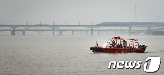 본문 이미지 - 성재기 남성연대 대표가 한강으로 투신, 실종된지 나흘째를 맞은 29일 오후 서울 서강대교 남단 인근에서 영등포수난구조대 구조정이 수색 순찰을 하고 있다. © News1 유승관 기자
