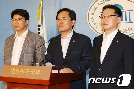 본문 이미지 - 김진태 새누리당 의원이 29일 오후 서울 여의도 국회 정론관에서 기자회견을 열고 국정원 국조특위에서 박영선 민주당 의원의 발언에 대한 사과를 요구하고 있다. 왼쪽부터 권성동, 김진태, 조명철 의원 2013.7.29/뉴스1 © News1   송원영 기자