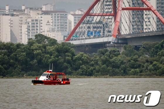 본문 이미지 - 한강으로 투신했다 실종됐던 성재기 남성연대 대표의 시신이 29일 오후 서울 서강대교 남단 상류 100m 지점에서 발견됐다. © News1 유승관 기자