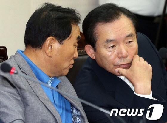 본문 이미지 - 새누리당 이재오, 이인제 의원이 3일 오전 서울 여의도 당사에서 열린 최고중진연석회의에서 얘기를 나누고 있다. 2013.7.3/뉴스1 © News1 송원영 기자