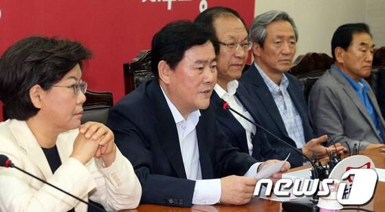 본문 이미지 - 최경환 새누리당 원내대표가 3일 오전 서울 여의도 당사에서 열린 최고중진연석회의에서 모두 발언을 하고 있다. 2013.7.3/뉴스1 © News1 송원영 기자