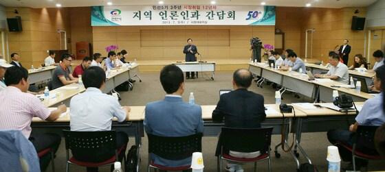 본문 이미지 - 3일 충남 천안시청 3층 대회의실에서 민선 5기 3주년 및 시장취임 12년차 기자간담회가 열린 가운데 성무용 시장이 분야별 주요 성과에 대해 설명하고 있다. © News1 임정환 기자