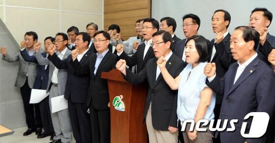 본문 이미지 - 민주당 충북도당이 3일 오후 충북도청 브리핑룸에서 기자회견을 갖고 국정원 불법 대선개입 진상규명과 관련 책임자의 처벌, 국정원 개혁을 요구하고 있다.민주당 충북도당은 '정치공작 진상규명 및 국정원 개혁 충북도당 운동본부'를 구성해 촛불집회 등 지속적인 진상규명 운동을 벌일 계획이다. 2013.7.3/뉴스1 © News1   김용빈 기자