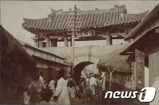 본문 이미지 - 대구 도심에 남아 있는 달성토성과 경상감영, 대구읍성의 유네스코 세계 문화유산 등재가 추진된다. 사진은 2013년 발굴된 대구읍성 사진.(대구시 제공. 재판매 및 DB 금지)/News1