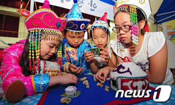 본문 이미지 - 다문화 체험교실에 참가한 학생들이 몽골의 전통가옥 게르 모형을 만들며 즐거워하고 있다. / 뉴스1 © News1 김영진 기자