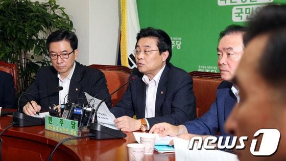 본문 이미지 - 전병헌 민주당 원내대표가 30일 오전 서울 여의도 국회에서 열린 원내대책회의에서 모두발언을 하고 있다. 전 원내대표는 새누리당에 국정원 국정조사 증인 채택을 촉구하며 