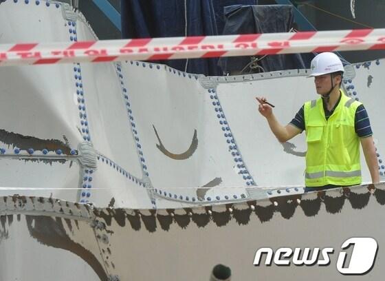 본문 이미지 - 15명의 사상자를 낸 울산시 남구 SMP&#40;삼성정밀화학과 미국 MEMC의 합작법인&#41; 폴리실리콘 생산공장 신축현장에서 지난달 30일 산업안전공단 재해조사팀이 현장감식 작업을 하고 있다. 2013.7.30/뉴스1 © News1   노화정 기자