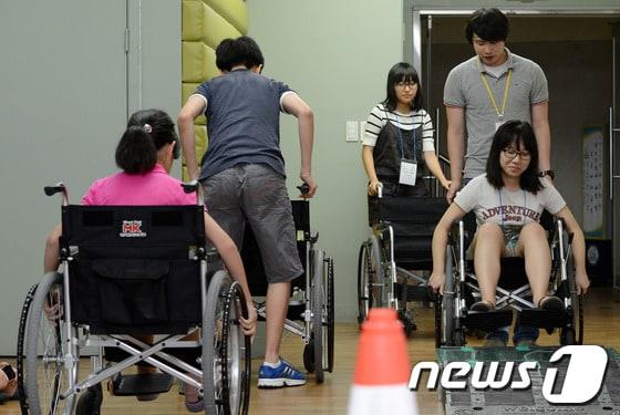 본문 이미지 - 청소년들이 휠체어 체험을 하고 있다. (자료사진)  ⓒNews1