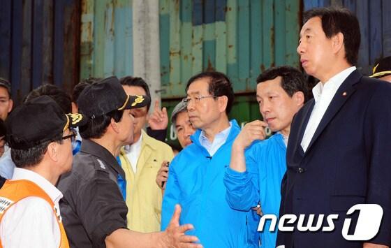 본문 이미지 - 30일 오후 서울 강서구 방화동 방화대교 연결도로 공사현장에서 길이 47m, 높이 10.9m, 무게 190여톤의 도로 상판 구조물이 무너져 근로자 3명이 매몰됐다. 이 사고로 공사현장 근로자 최모(52)씨와 허모(51)씨가 숨지고 김모(58)씨가 다쳐 병원으로 옮겨졌다. 박원순 서울시장(가운데), 김성태 새누리당 제5정조위원장(오른쪽 첫번째)가 현장 관계자들로부터 상황을 설명듣고 있다. (강서소방서 제공) 2013.7.30/뉴스1 © News1   정회성 