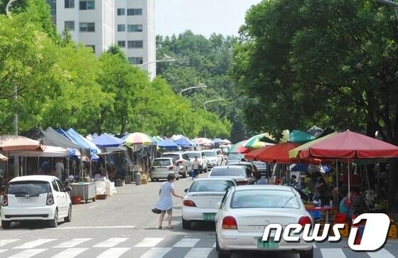 본문 이미지 - 울산 북구 천곡동 쌍용아진아파트 인근에서 17년 동안 열렸던 목요장 폐쇄를 두고 구청과 상인들이 팽팽히 맞서고 있다. 사진은 상인들이 인도에 좌판을 펼치고 영업을 하는 모습..© News1(뉴스1 자료사진)