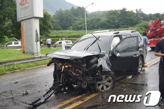 본문 이미지 - 30일 오후 88고속도로 거창휴게소 앞에서 발생한 교통사고 현장. &lt;경남소방본부 제공&gt;© News1 