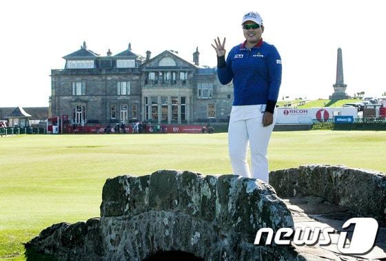 본문 이미지 - &#39;골프여제&#39; 박인비 선수가 30일&#40;현지시간&#41; 스코틀랜드 세인트앤드류스 올드코스에서 열린 RICHO WOMEN&#39;S BRITHISH OPEN CHAMPIONSHIP 프로암경기에 출전, 18번 홀 스월큰브릿지에서 포즈를 취하고 있다. &#40;KB금융그룹 제공&#41; 2013.7.31/뉴스1 © News1   