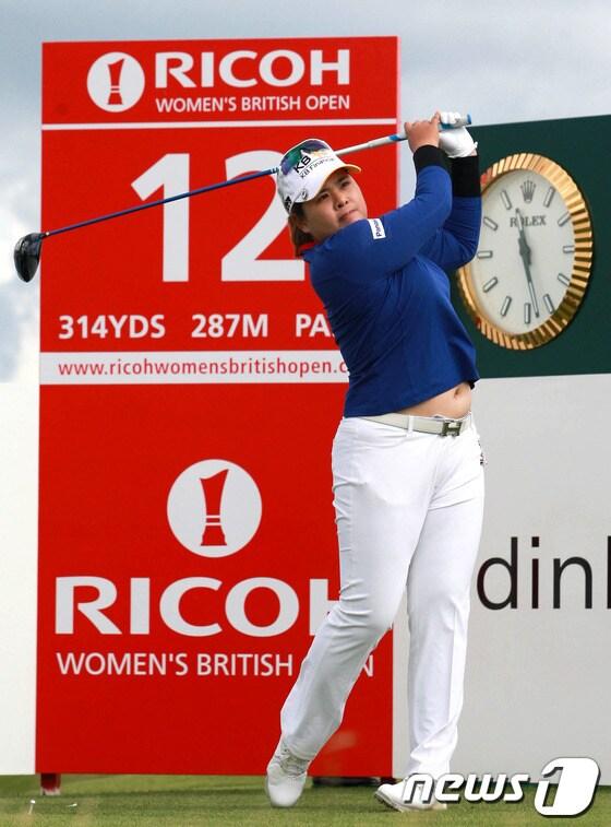 본문 이미지 - '골프여제' 박인비 선수가 30일(현지시간) 스코틀랜드 세인트앤드류스 올드코스에서 열린 RICHO WOMEN'S BRITHISH OPEN CHAMPIONSHIP 프로암경기에 출전, 12번 홀에서 티샷을 날리고 있다. (KB금융그룹 제공) 2013.7.31/뉴스1 © News1   