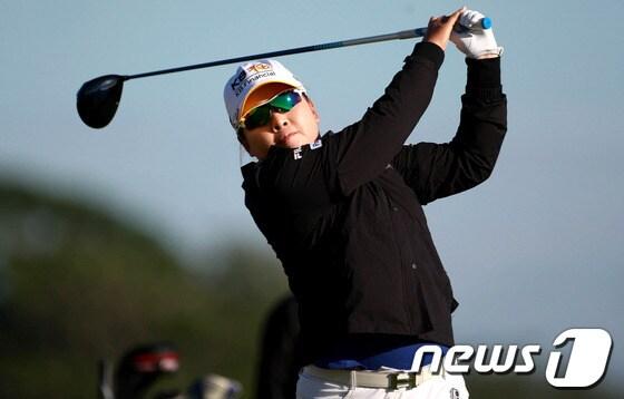 본문 이미지 - &#39;골프여제&#39; 박인비 선수가 30일&#40;현지시간&#41; 스코틀랜드 세인트앤드류스 올드코스에서 열린 RICHO WOMEN&#39;S BRITHISH OPEN CHAMPIONSHIP 프로암경기에서 드라이버 티샷을 날리고 있다. &#40;KB금융그룹 제공&#41; 2013.7.31/뉴스1 © News1   