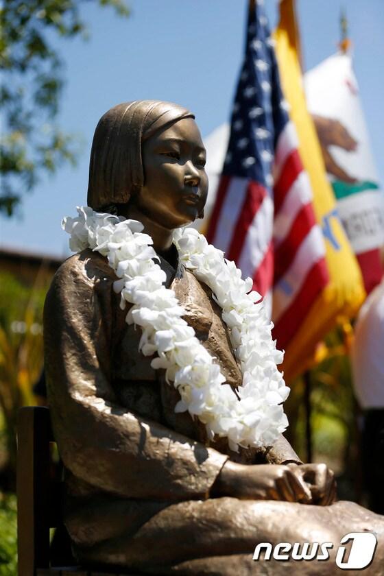 본문 이미지 - 미국 캘리포니아 글렌데일 시립 중앙도서관 앞에서 위안부 소녀상의 모습. '2013.7.31 액션이미지스/뉴스1