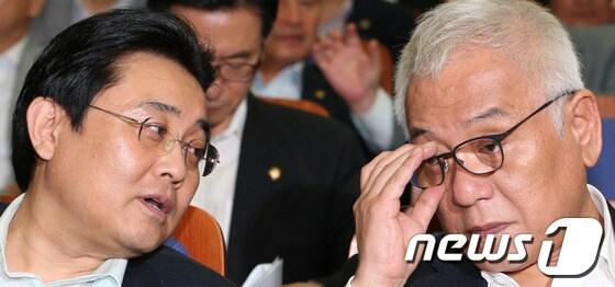 본문 이미지 - 민주당 김한길 대표와 전병헌 원내대표가 31일 서울 여의도 국회에서 열린 긴급 비상 의원총회에서 굳은 얼굴로 대화를 나누고 있다. 2013.7.31/뉴스1 © News1 오대일 기자