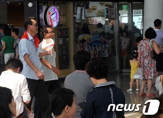 본문 이미지 - 31일 오전 KTX울산역사 대합실, 최저 온도를 28도로 설정한 역사 내에서 이용객 1명이 부채를 꺼내 더위를 식히고 있다. © News1 노화정 기자  