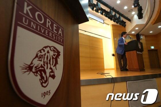 본문 이미지 - 지난 7월 31일 오후 서울 성북구 안암동 고려대학교 100주년기념관에서 마동훈 대외협력처장이 재학생이 연루된 성추행 사건 언론보도에 대해 입장을 발표하고 있다. /뉴스1 © News1 한재호 기자