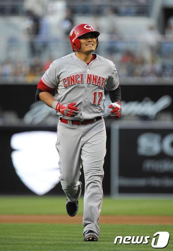 본문 이미지 - 추신수가 31일&#40;한국시간&#41; 샌디에이고와의 경기에 출전해 1회 외야 뜬공을 때린 후 덕아웃으로 들어오고 있다.© AFP=News1  