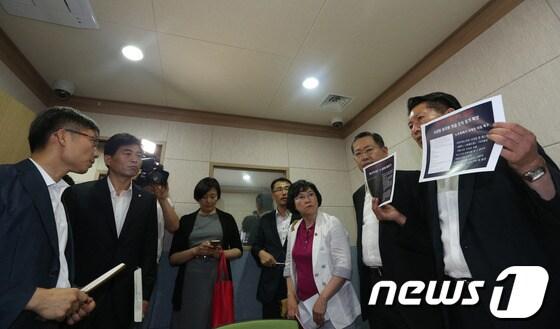 본문 이미지 - 국정원 국정조사 특위 야당위원들이 31일 오후 서울 종로구 내자동 서울지방경찰청을 방문, 진술녹화실 내부를 둘러보고 있다. 왼쪽부터 이상규 통합진보당 의원, 김민기, 박영선 민주당 의원, 장병덕 서울청 사이버범죄수사대장, 김현, 박남춘, 정청래 민주당 의원. 2013.7.31/뉴스1 © News1   허경 기자