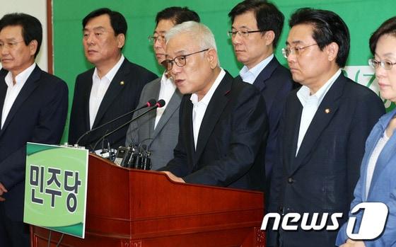 본문 이미지 - 민주당 김한길 대표가 31일 오후 서울 여의도 국회에서 가진 긴급 기자회견에서 