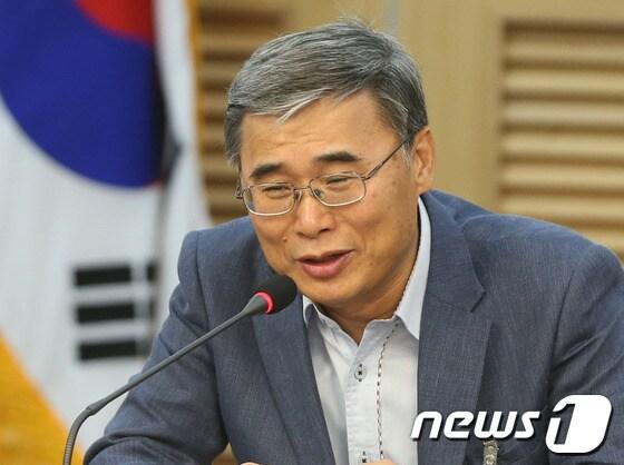 본문 이미지 - 이종석 전 통일부 장관이 4일 서울 여의도 국회 의원회관에서 한국정학연구소 주최로 열린 세미나에서 &#39;위기의 남북관계, 원인과 타개의 길&#39;을 주제로 강연을 하고 있다. 2013.7.4./뉴스1 © News1 송원영 기자