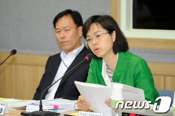 본문 이미지 - 공공의료 정상화를 위한 국정조사 특별위원회 현장 검증이 진행되고 있는 4일 오후 경남 진주의료원 회의실에서 윤성혜 경남도 복지보건국장이 답변을 하고 있다. 2013.7.4/뉴스1 © News1 전혜원 기자