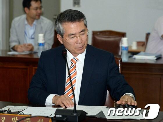 본문 이미지 -  제7차 최저임금위원회 전원회의에서 박준성 위원장이 회의를 진행하고 있다.  2013.7.4/뉴스1 © News1   정회성 